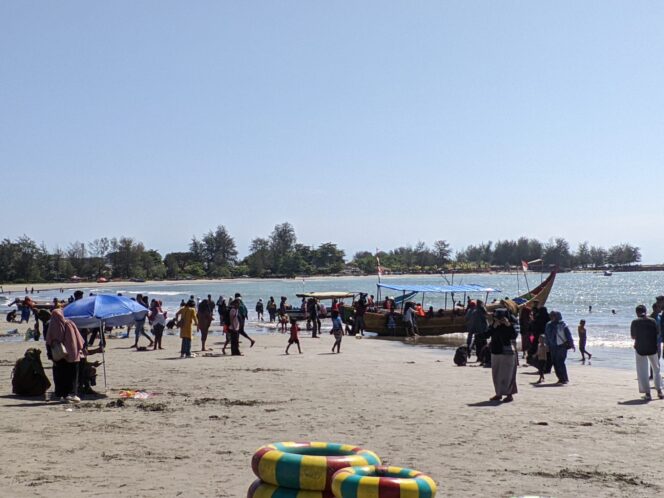 
Lebaran 1447 H: 80 Ribu Wisatawan ‘Serbu’ Kota Bengkulu, Pantai Panjang Masih Jadi Primadona!