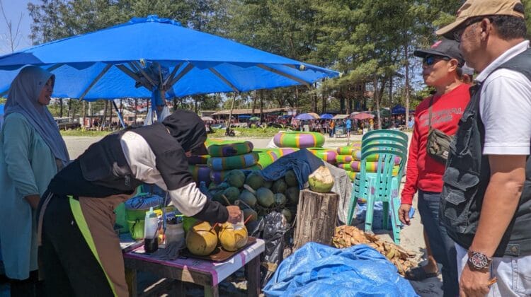 Jangan ‘Getok’ Harga! Dispar Kota Bengkulu Sidak Pedagang Kelapa Muda di Pantai Jakat