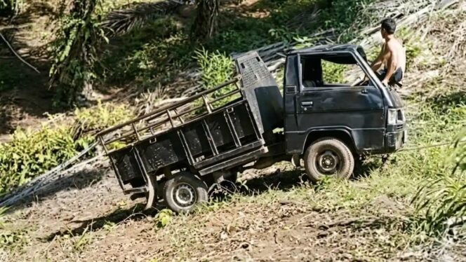 
Tragedi Mobil Pengantin di Bengkulu Tengah: L300 Terjun ke Jurang Layang Lekat, Dua Orang Meninggal Dunia