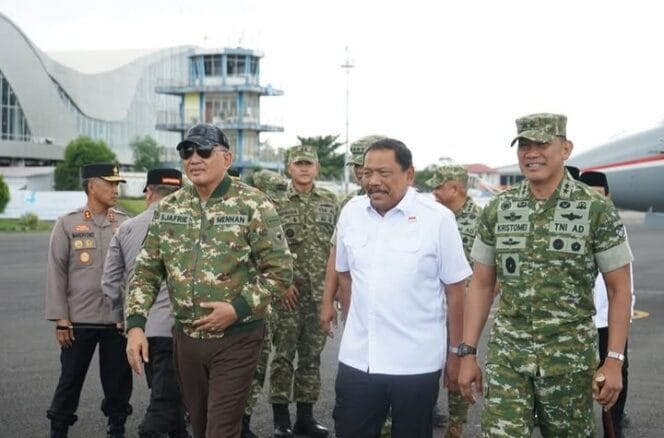 
Perkuat Pertahanan Nasional, Menhan Sjafrie Sjamsoeddin Tiba Dibengkulu Tinjau Proyek Batalyon 891 dan Lanud di Seluma