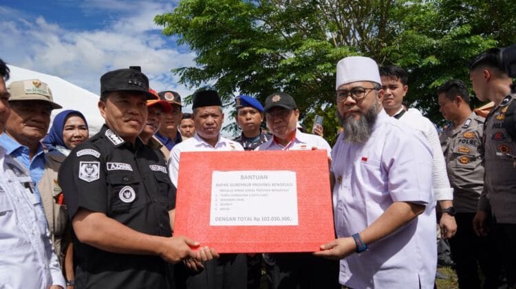 Tanggap Darurat! Gubernur Bengkulu Guyur Bantuan Rp102 Juta untuk Korban Banjir Bandang Lebong