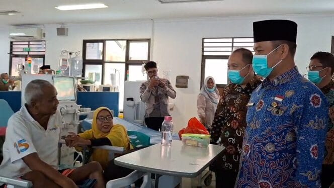 
Sekda Bengkulu Pastikan Layanan Cuci Darah RSUD M Yunus Kembali Normal, Stok Bahan Medis Aman!