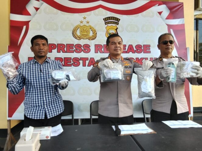 
Polresta Bengkulu “Gempur” Peredaran Narkoba: 7 Tersangka Diringkus, 1,4 Kg Ganja dan Sabu Disita