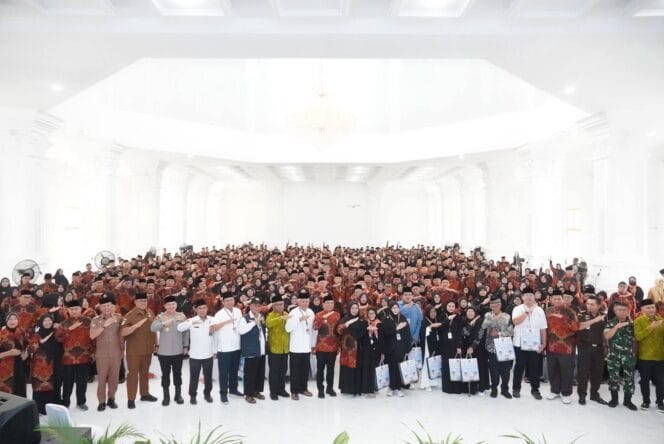 
Tampil Kompak dengan Batik Eksklusif, 1.231 Jemaah Haji Kota Bengkulu Resmi Dilepas ke Tanah Suci