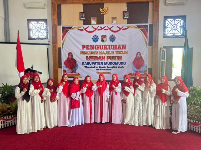 
Majelis Taklim Merah Putih Mukomuko Resmi Dikukuhkan, Perkuat Peran Perempuan dalam Dakwah dan Kebangsaan