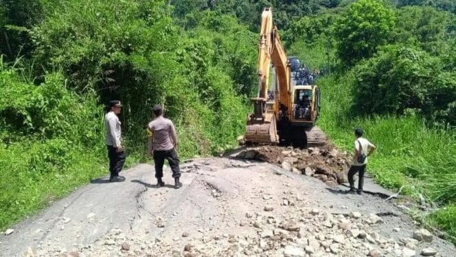 
Sempat Putus Total, Jalan Lintas Curup-Lebong Kembali Bisa Dilalui Kendaraan Usai Penanganan Darurat