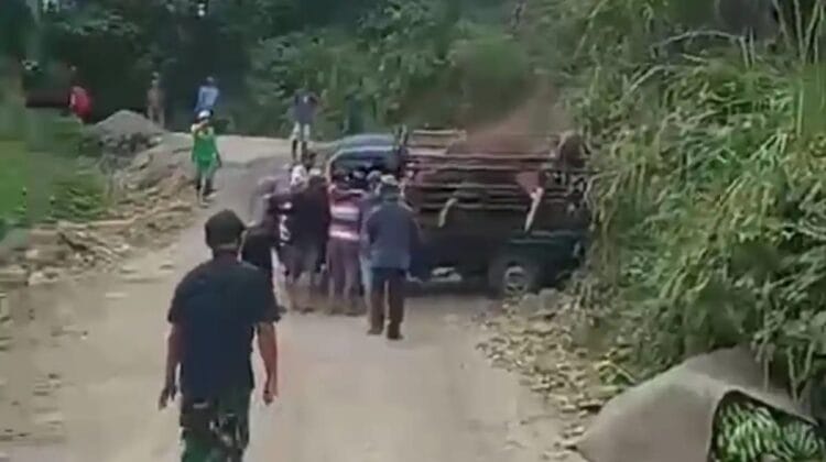 Jalur Tengkorak! Tiga Kendaraan Terguling dalam Sehari di Jalan Amblas Curup-Lebong