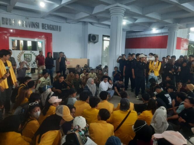 
Pendidikan Jadi ‘Anak Tiri’, OKP Dan Aliansi Mahasiswa Geruduk DPRD Bengkulu: Sebut Indonesia Emas 2045 Hanya Ilusi!