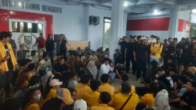 Pendidikan Jadi ‘Anak Tiri’, OKP Dan Aliansi Mahasiswa Geruduk DPRD Bengkulu: Sebut Indonesia Emas 2045 Hanya Ilusi!