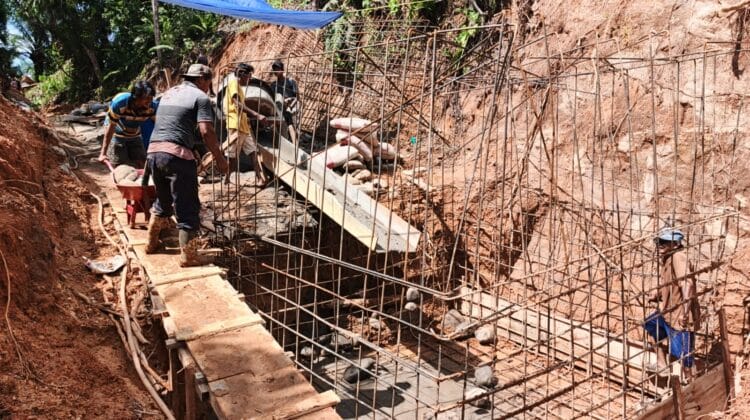 Sinergi TNI dan Rakyat, Pembangunan Jembatan Gantung Kualalangi Bengkulu Utara Terus Dikebut