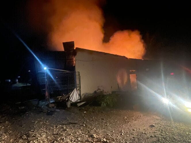 
Dipicu Korsleting Listrik, Toko Manisan dan BBM Eceran di Mukomuko Hangus Terbakar, Rugi Setengah Miliar!