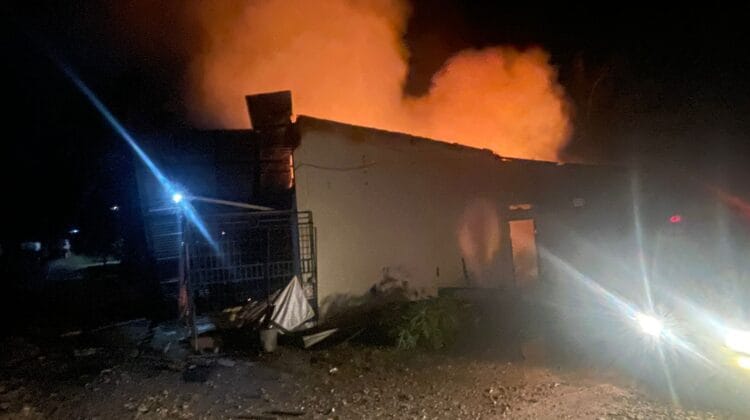 Dipicu Korsleting Listrik, Toko Manisan dan BBM Eceran di Mukomuko Hangus Terbakar, Rugi Setengah Miliar!