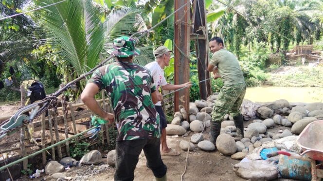 
Genjot Infrastruktur Desa, Babinsa Koramil Lais Kawal Percepatan Jembatan Gantung Pagaruyung