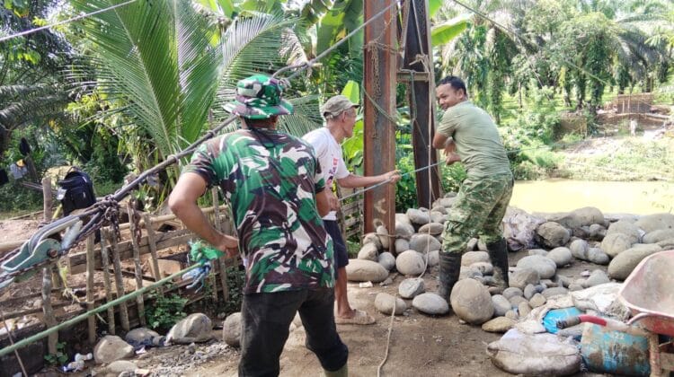 Genjot Infrastruktur Desa, Babinsa Koramil Lais Kawal Percepatan Jembatan Gantung Pagaruyung