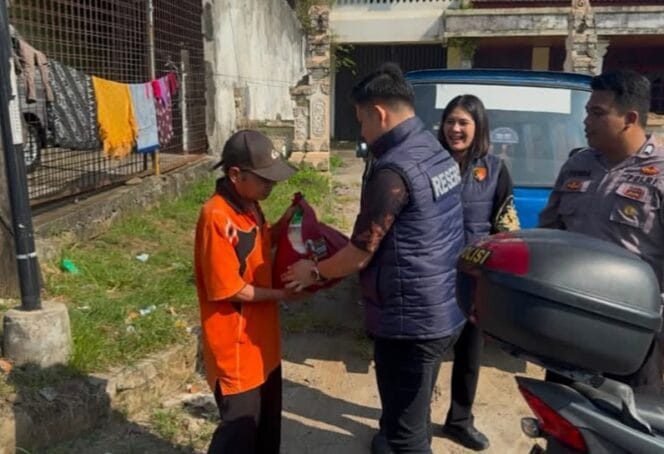 
Sambut HUT ke-80 Bhayangkara, Ditreskrimsus Polda Bengkulu ‘Dor to Dor’ Bagikan Ratusan Paket Sembako
