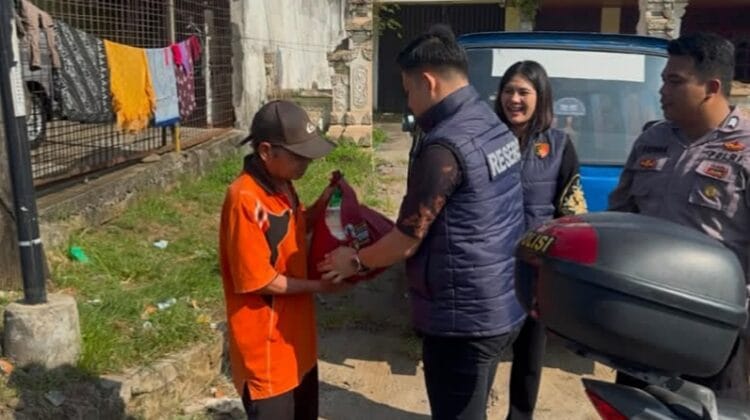 Sambut HUT ke-80 Bhayangkara, Ditreskrimsus Polda Bengkulu ‘Dor to Dor’ Bagikan Ratusan Paket Sembako