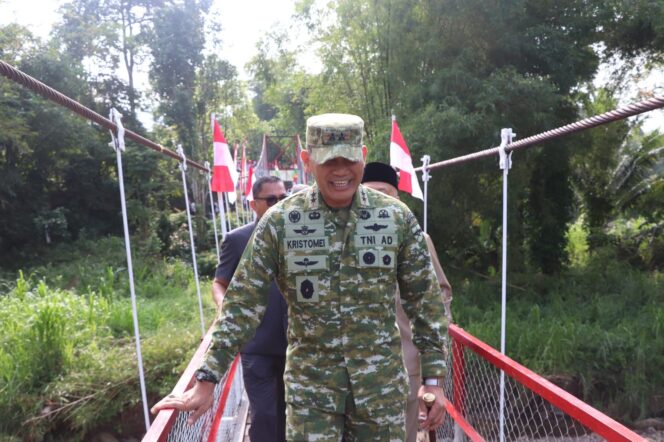
Jembatan Perintis Garuda Rampung, Pangdam XXI/Radin Inten Ajak Warga Taba Penanjung Jaga Akses Vital Ini