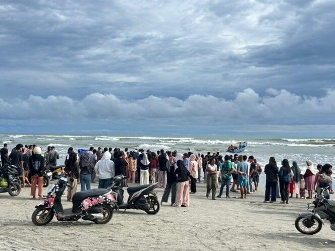 
Mandi Pantai Sepulang Sekolah, Remaja 13 Tahun Hilang Terseret Ombak di Pantai Badri Mukomuko
