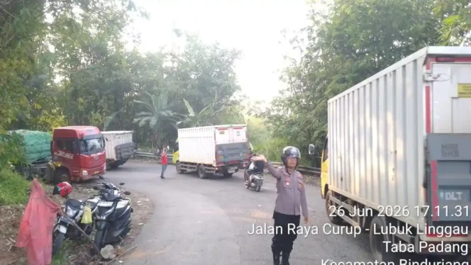 
Tak Saling Mengalah di Tikungan, Dua Truk Terperosok di Jalur Curup-Lubuklinggau, Lalu Lintas Buka Tutup!   