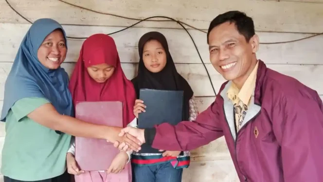 
Tegas! Dikbud Seluma Larang Sekolah Tahan Rapor dan Ijazah Siswa Karena Alasan Biaya   