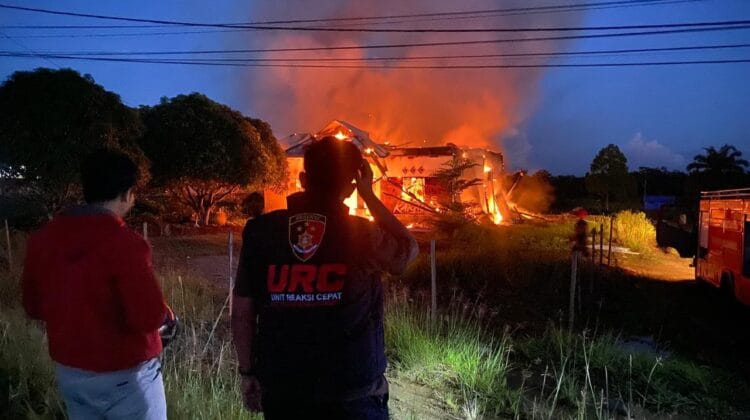 Kebakaran Hebat Hanguskan Karaoke Dragon House di Mukomuko, Kerugian Capai Rp300 Juta