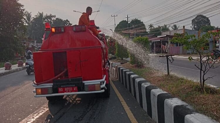 Aksi Sigap Damkar Kota Bengkulu: Dari Padamkan Api, Rawat Taman, hingga Selesaikan Berbagai “Masalah” Warga
