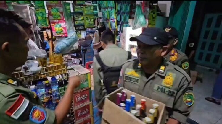 Warung Sembako di Jalan Mahakam Digerebek Satpol PP, Puluhan Botol Miras Tanpa Ijin Disita   