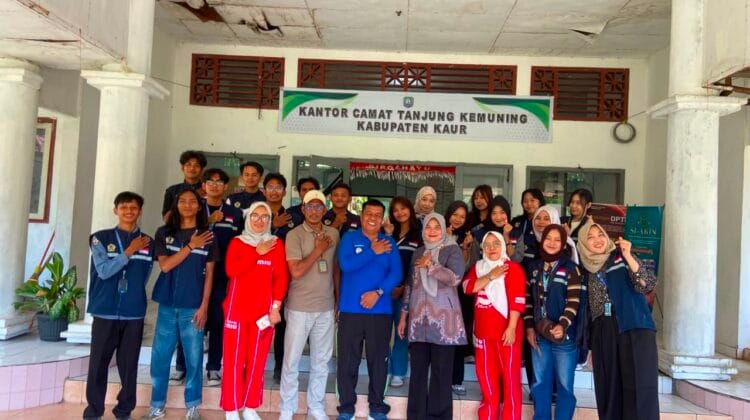 Gebrakan Mahasiswa KKN UNIB di Kaur: Serahkan Kajian Strategis Pengelolaan Sampah ke Pemerintah Kecamatan Tanjung Kemuning