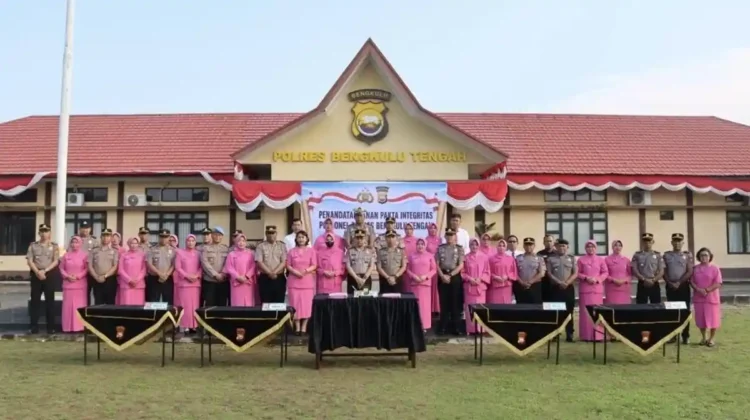 Perangi Narkoba dan Judi Online, Personel Polres Bengkulu Tengah Teken Pakta Integritas   