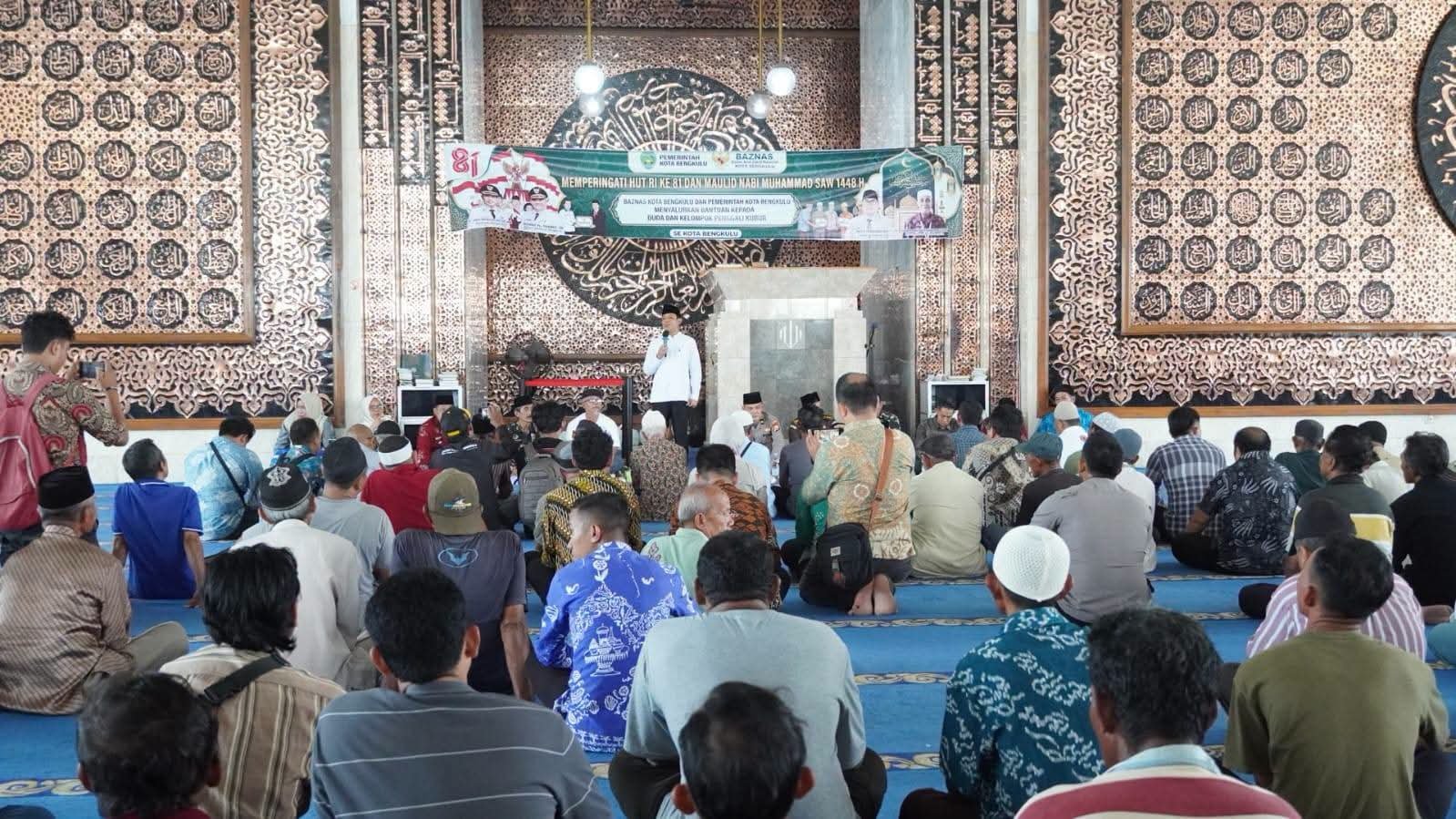 Dedy Wahyudi Sentuh Hati Pekerja Sosial, Ratusan Penggali Kubur dan Duda di Bengkulu Terima Sembako