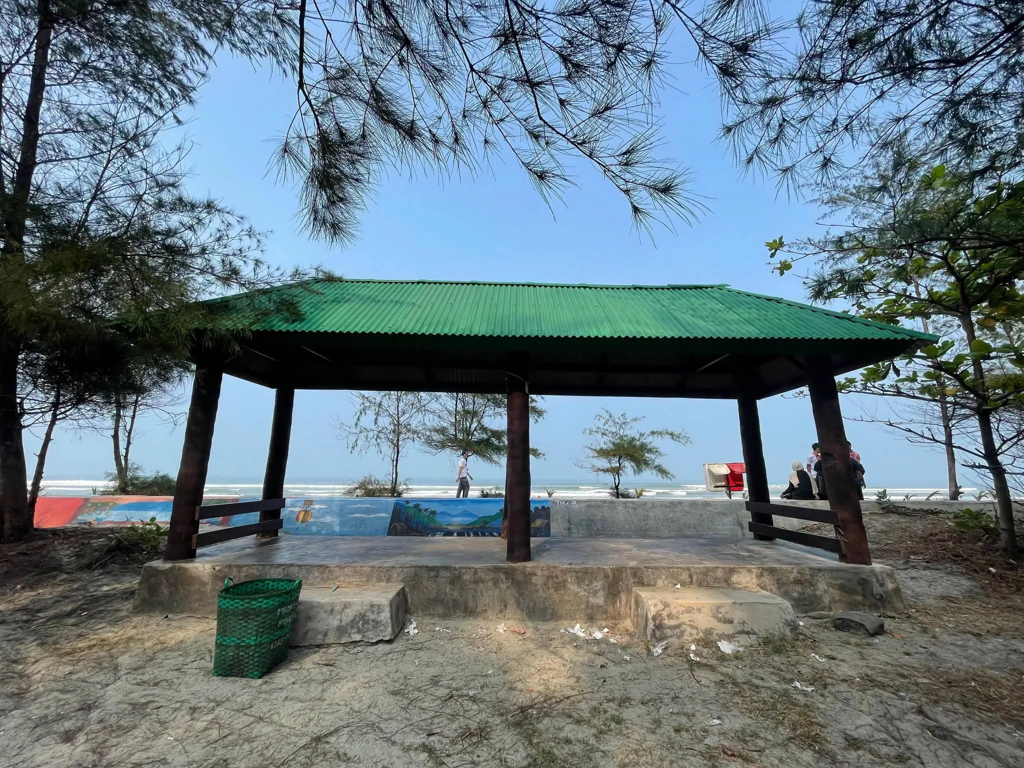 Kepedulian Lingkungan Masih Rendah: Fasilitas Kebersihan di Pantai Panjang Bengkulu Mubazir Akibat Sampah Berserakan