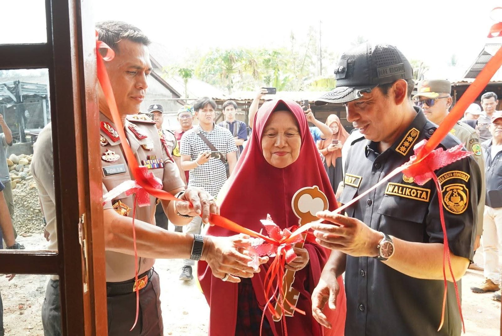 Tangis Haru di Tanah Patah: Rumah Hangus Terbakar, Pasutri Ini Akhirnya Terima Kunci Bedah Rumah Baru