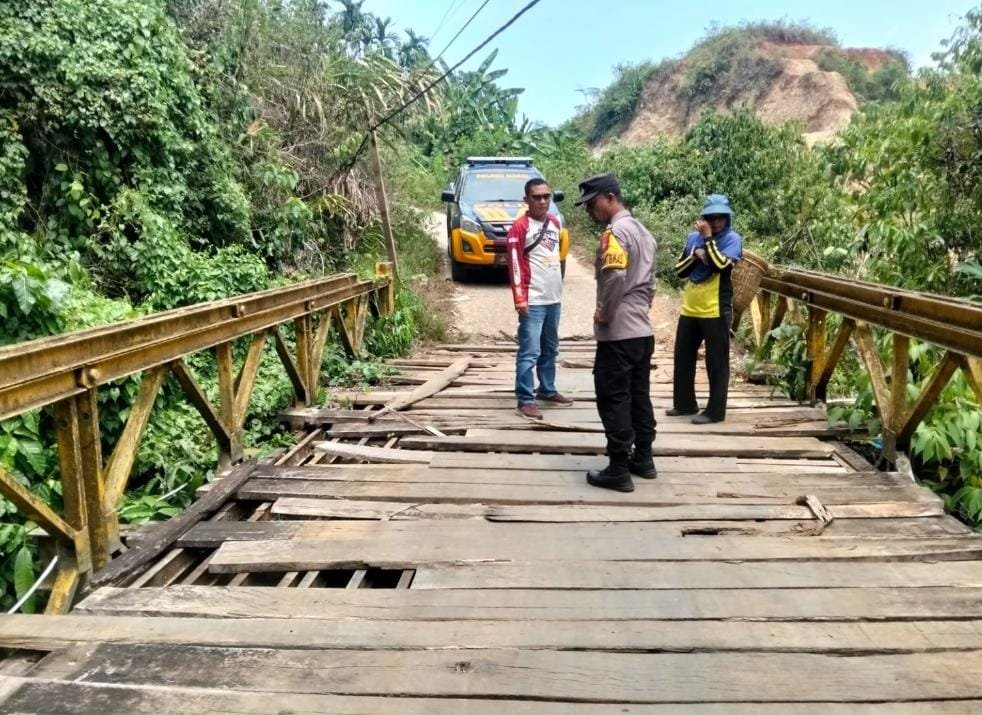 Respons Cepat! Kapolsek Nasal Tinjau Jembatan Air Palawan, Siapkan Renovasi Lewat Program Presisi   