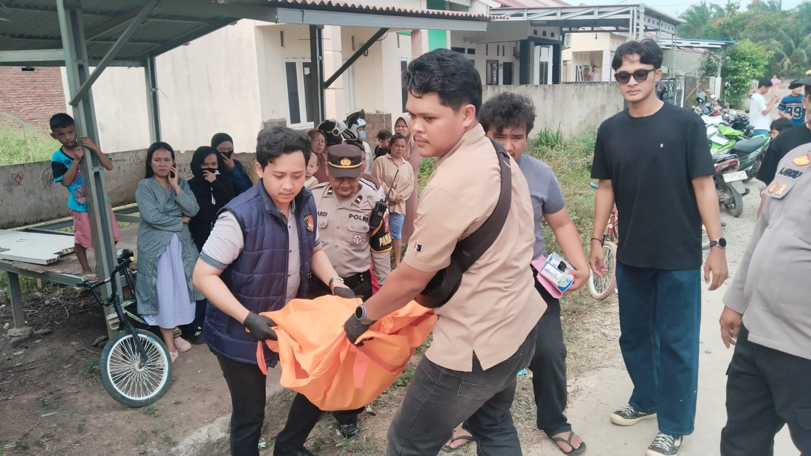 Warga Bumi Merah Putih Digegerkan Penemuan Jenazah Bayi dalam Kantong Plastik di Selokan Selebar