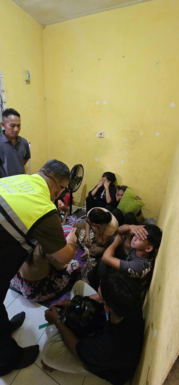 Penjaringan Warga: 2 Pria dan 5 Wanita Diciduk di Satu Kamar Kos Kandang Mas Dini Hari
