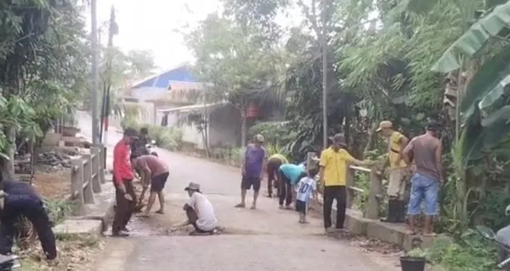 Warga Dusun 3 Serindingan Kompak Swadaya Perbaiki Jembatan Amblas