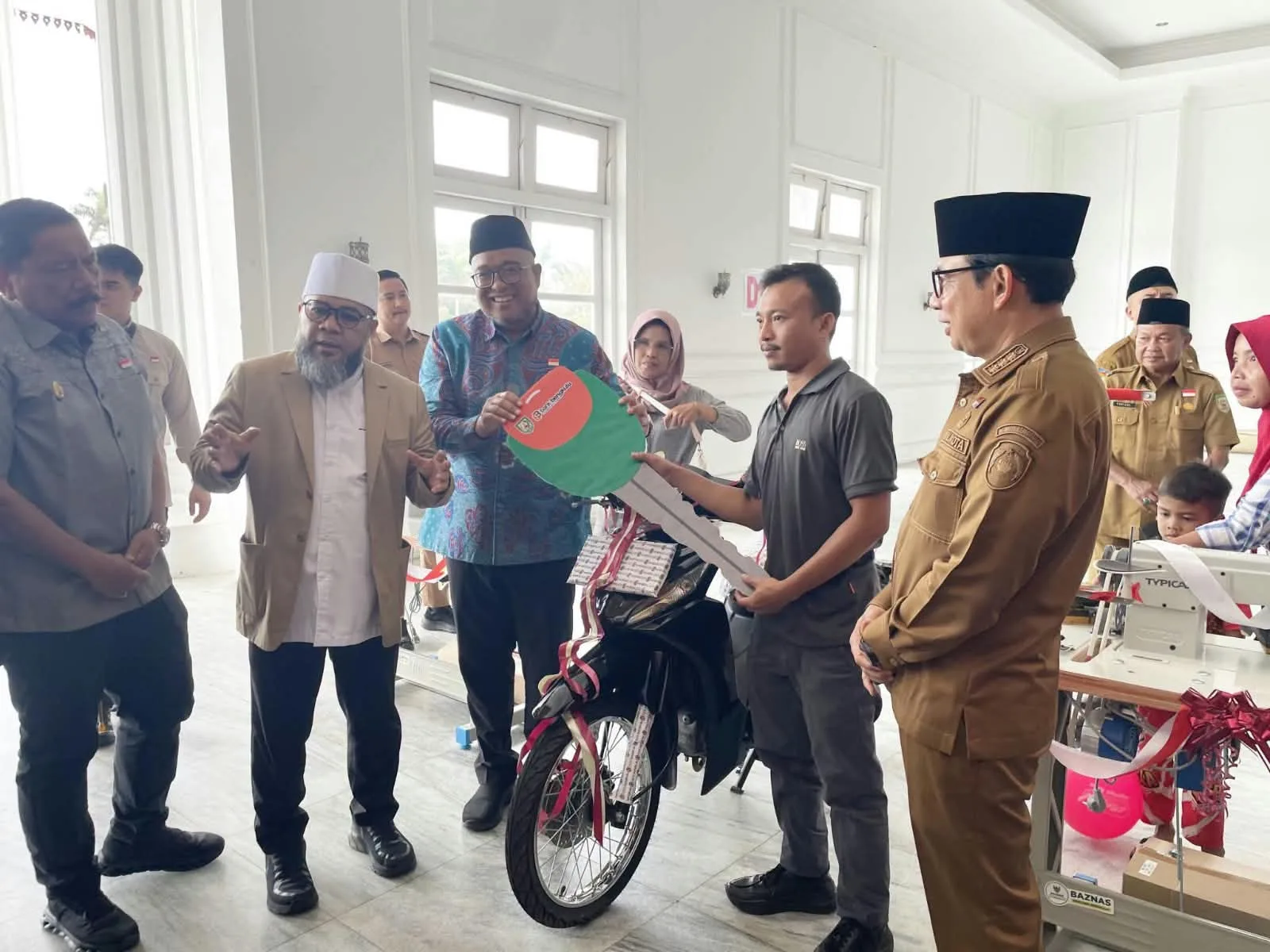 Sinergi Pemprov dan Pemkot Bengkulu: Helmi Hasan Serahkan Bantuan untuk Korban Kebakaran Pengantungan