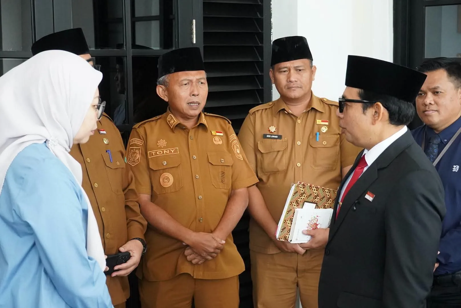 Wali Kota Dedy Wahyudi Sambangi OJK Bengkulu, Perkuat Sinergi dan Kesehatan BPRS Fadilah di Bumi Merah Putih