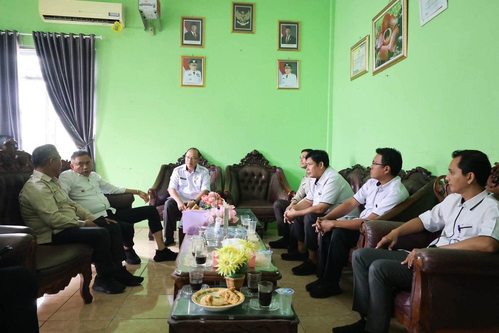 Bupati Rachmat Riyanto Sidak Dukcapil dan Dinkes Bengkulu Tengah, Sempatkan Perbarui Foto KTP
