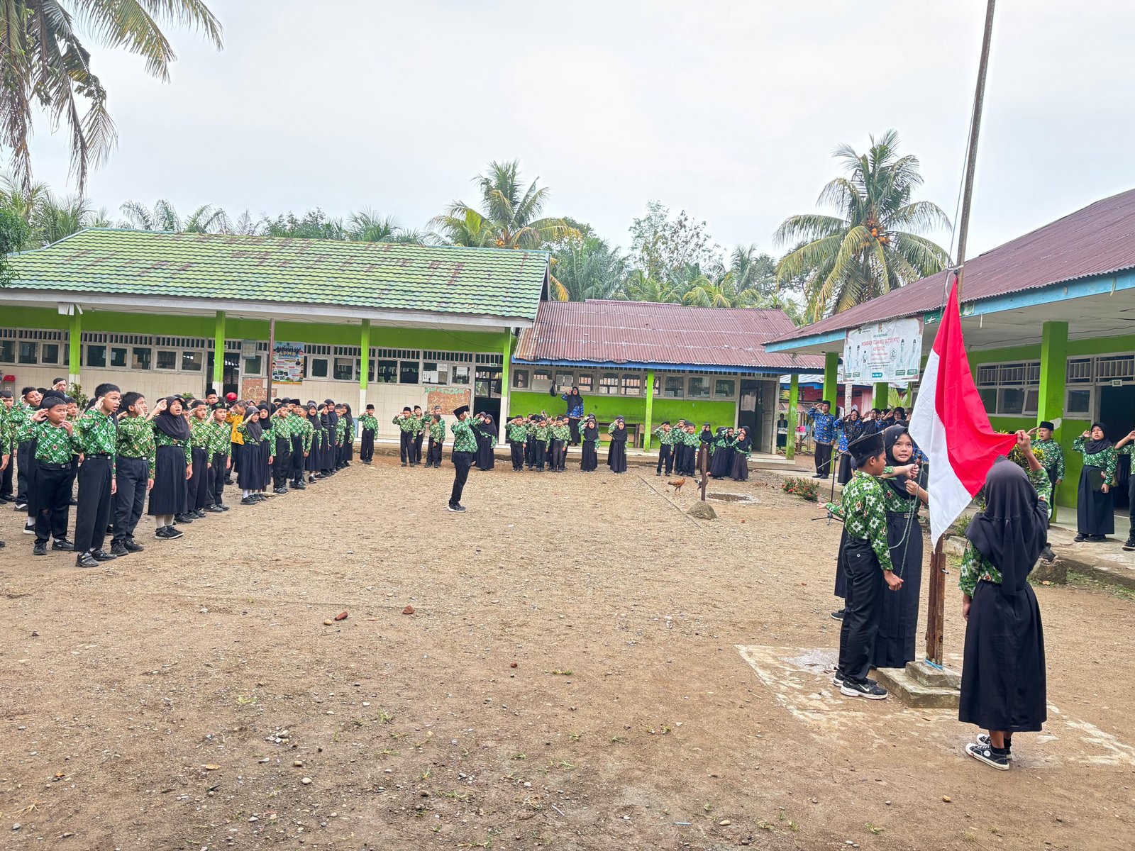 SEMANGAT SUMPAH PEMUDA KE-98: Siswa MIN 7 Seluma Kobarkan Nasionalisme dan Rawat Persatuan Sejak Dini